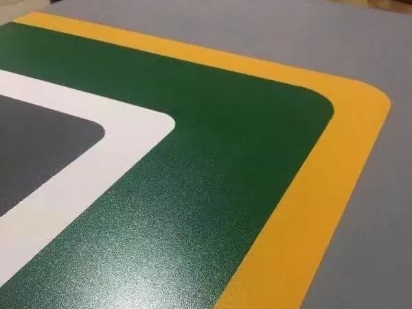 地下停車場(chǎng)無(wú)振動(dòng)防滑坡道施工流程分享，地下車庫(kù)水性防滑坡道